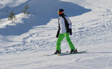 Soçi, Rusya - 18 Ocak 2022: Güneşli kış günlerinde Alp kayağı. Aktif kış tatili, Rosa Khutor..