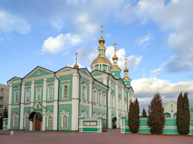 Mavi gökyüzüne karşı Hıristiyan Ortodoks Kilisesi. Peyzaj.