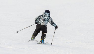 Soçi, Rusya - 18 Ocak 2022: Güneşli kış günlerinde Alp kayağı. Aktif kış tatili, Rosa Khutor..