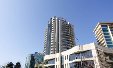 Soçi, Rusya - 27 Şubat 2022: Soçi şehir binalarının mimarisi, tatil beldesi, yeşil palmiye ağaçları.