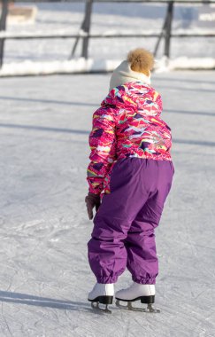 Moskova, Rusya - 5 Ocak 2022: Noel tatilinde buz pateni.