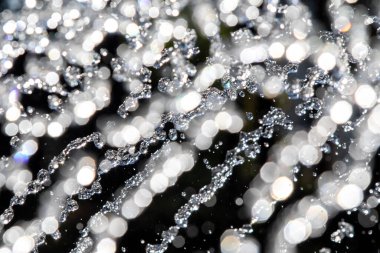 Çeşmenin havasındaki su damlacıkları, çözünmüş bokeh