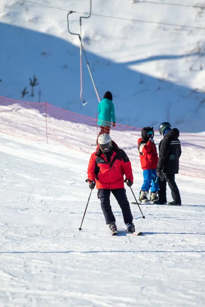 Soçi, Rusya - 18 Ocak 2022: Güneşli kış günlerinde Alp kayağı. Aktif kış tatili, Rosa Khutor..