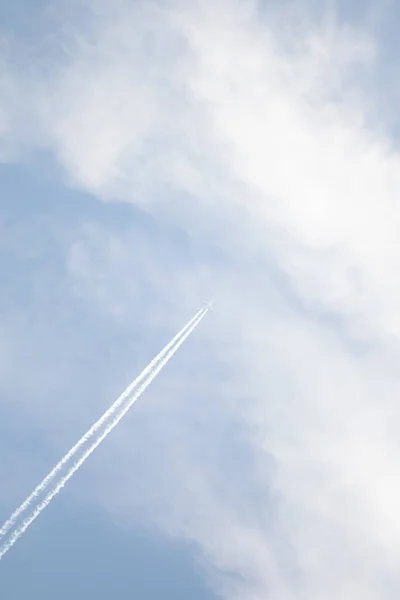 白い雲と青い空 空の背景 — ストック写真