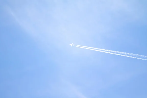 空高く青い空と飛行機の歩道 — ストック写真