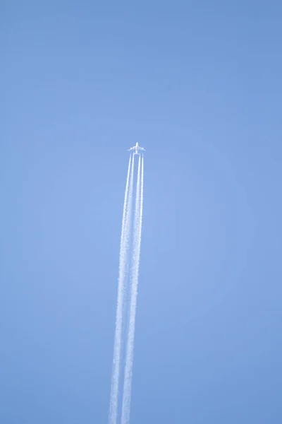 空高く青い空と飛行機の歩道 — ストック写真