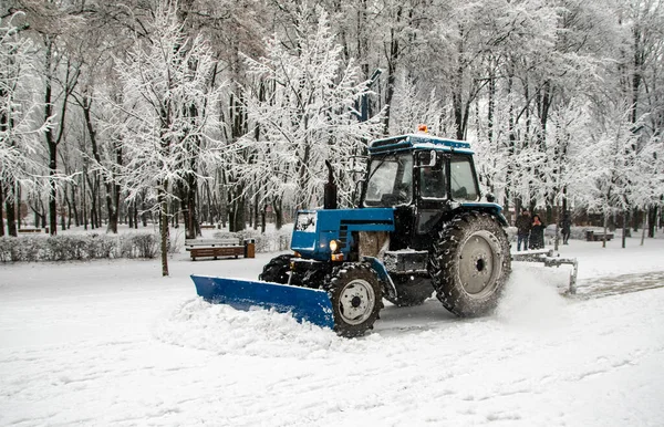 Moscú Rusia Diciembre 2021 Trabajos Remoción Nieve Parque — Foto de Stock