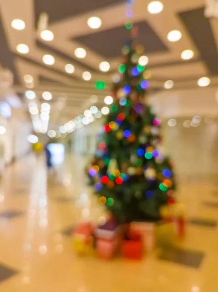 フォーカスのうちぼんやりボケ スーパーマーケットでクリスマスツリー — ストック写真