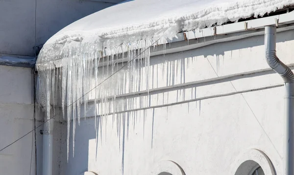 Eiszapfen Und Schnee Hängen Von Den Hausdächern — Stockfoto