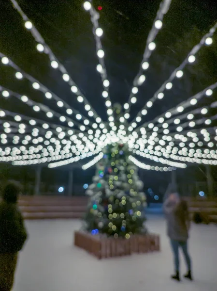 Από Την Εστίαση Θολή Bokeh Χριστουγεννιάτικο Δέντρο Στο Σούπερ Μάρκετ — Φωτογραφία Αρχείου