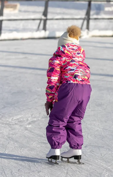 Moskova, Rusya - 5 Ocak 2022: Noel tatilinde buz pateni.