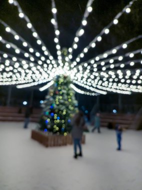 Odağım bulanık Bokeh, süpermarkette noel ağacı.
