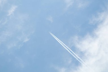 Mavi gökyüzü ile beyaz bulutlar. Gökyüzü arka plan.