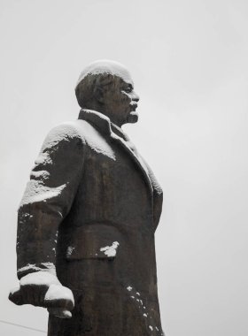 Lipetsk, Rusya - 18 Aralık 2021: VI anıtı Lenin parkta karda..