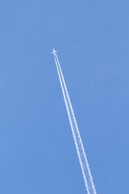Mavi gökyüzündeki uçağın beyaz izi..