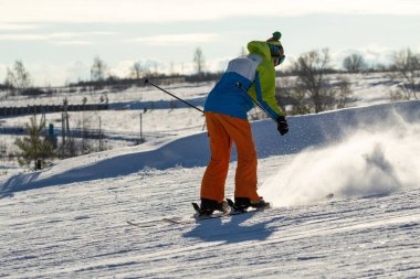 Soçi, Rusya - 18 Ocak 2022: Güneşli kış günlerinde Alp kayağı. Aktif kış tatili, Rosa Khutor..