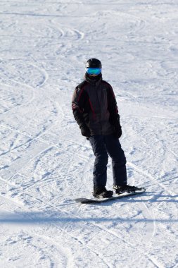 Sochi, Rusya - 18 Ocak 2022: Snowboardcular, kış güneşli bir gün. Aktif kış tatili, Rosa Khutor..