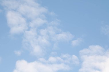 Mavi gökyüzü ile beyaz bulutlar. Gökyüzü arka plan.