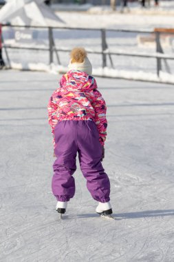 Moskova, Rusya - 5 Ocak 2022: Noel tatilinde buz pateni.