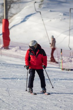 Soçi, Rusya - 18 Ocak 2022: Güneşli kış günlerinde Alp kayağı. Aktif kış tatili, Rosa Khutor..