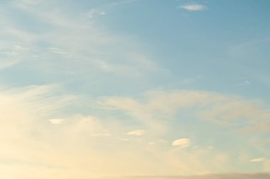 Mavi gökyüzünde beyaz sirrus bulutları. Bulutlu bir gökyüzü görüntüsü. Bulutlu parlak gökyüzü.