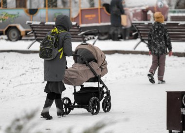 Moskova, Rusya - 23 Aralık 2021: Kış yürüyüşü. İnsanlar kışın sokakta yürürler..