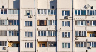 Moskova, Rusya - 5 Ocak 2022: Pencereleri, balkonları ve ikamet geçmişi olan çok katlı büyük bir bina.