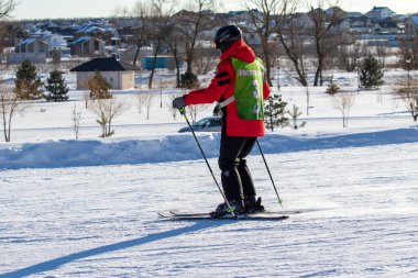 Soçi, Rusya - 18 Ocak 2022: Güneşli kış günlerinde Alp kayağı. Aktif kış tatili, Rosa Khutor..