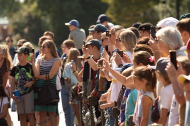 Moskova, Rusya - 15 Ağustos 2021: Moskova 'daki Kremlin duvarında büyük bir kalabalık.