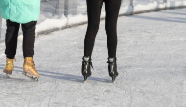 Moskova, Rusya - 5 Ocak 2022: Noel tatilinde buz pateni.