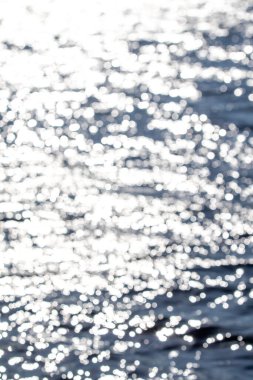 Bokeh suda parlıyor. Hedef su arkaplanı.