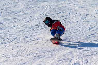 Sochi, Rusya - 18 Ocak 2022: Snowboardcular, kış güneşli bir gün. Aktif kış tatili, Rosa Khutor..