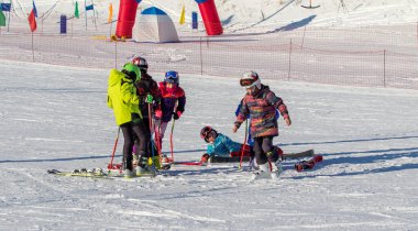 Soçi, Rusya - 18 Ocak 2022: Güneşli kış günlerinde Alp kayağı. Aktif kış tatili, Rosa Khutor..