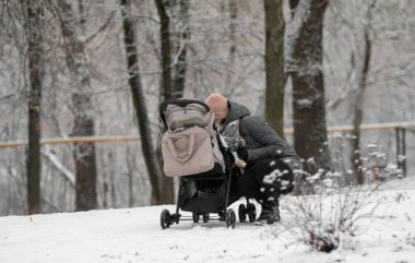 Moskova, Rusya - 23 Aralık 2021: Kış yürüyüşü. İnsanlar kışın sokakta yürürler..