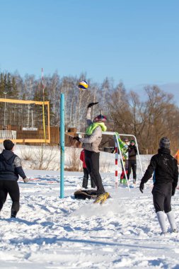 Lipetsk, Rusya - 20 Ocak 2022: Güneşli bir günde, kışın voleybol oynamak.