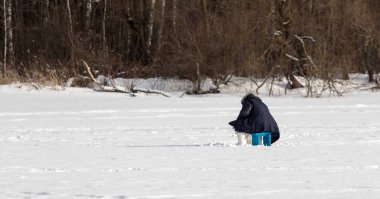 Lipetsk, Rusya - 16.02. 2022: Kışın buzdaki balıkçılar, kış balıkçılığı.