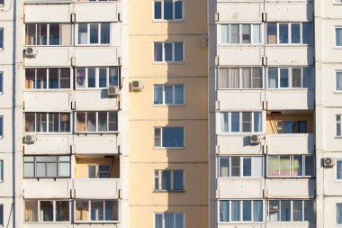 Moskova, Rusya - 5 Ocak 2022: Pencereleri, balkonları ve ikamet geçmişi olan çok katlı büyük bir bina.