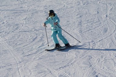 Soçi, Rusya - 18 Ocak 2022: Güneşli kış günlerinde Alp kayağı. Aktif kış tatili, Rosa Khutor..