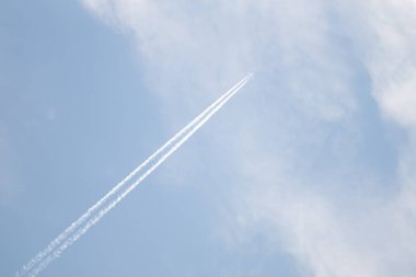 Mavi gökyüzü ile beyaz bulutlar. Gökyüzü arka plan.