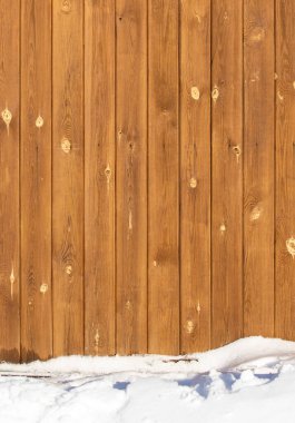 Karla kaplı ahşap kirişler.