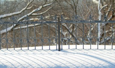 Metal çitler kışın karla kaplıdır..