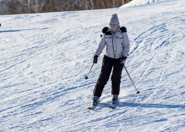 Soçi, Rusya - 18 Ocak 2022: Güneşli kış günlerinde Alp kayağı. Aktif kış tatili, Rosa Khutor..