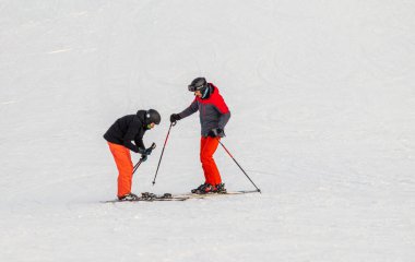 Soçi, Rusya - 18 Ocak 2022: Güneşli kış günlerinde Alp kayağı. Aktif kış tatili, Rosa Khutor..