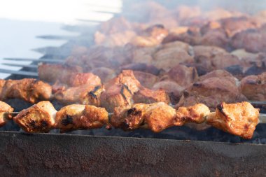 Sokakta barbekü yapıyor..