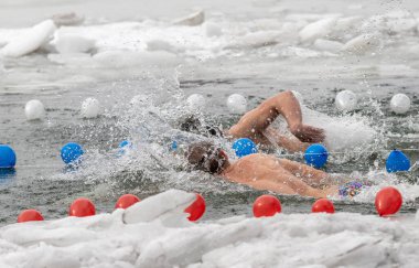 Lipetsk, Rusya - 20 Şubat 2022: İnsanlar buzlu suda yıkanır, öfkelenirler