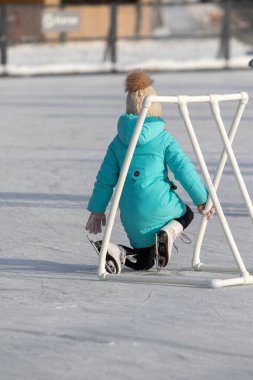 Moskova, Rusya - 5 Ocak 2022: Noel tatilinde buz pateni.