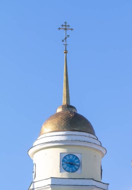 Gökyüzüne karşı Ortodoks Kilisesi 'nin altın kubbeleri.