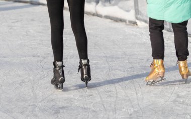 Moskova, Rusya - 5 Ocak 2022: Noel tatilinde buz pateni.