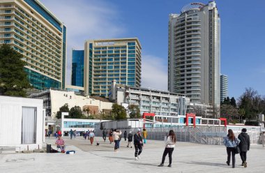 Soçi, Rusya - 27 Şubat 2022: Soçi şehir binalarının mimarisi, tatil beldesi, yeşil palmiye ağaçları.