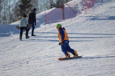 Sochi, Rusya - 18 Ocak 2022: Snowboardcular, kış güneşli bir gün. Aktif kış tatili, Rosa Khutor..